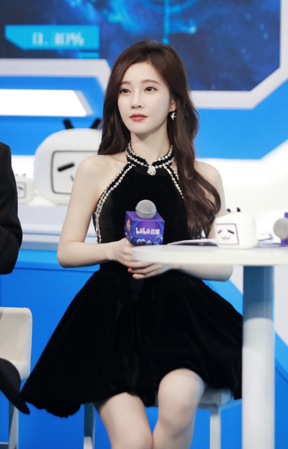 冯提莫|冯提莫闪耀BLS红毯，露肩短裙性感亮相，气质出众造型获网友称赞