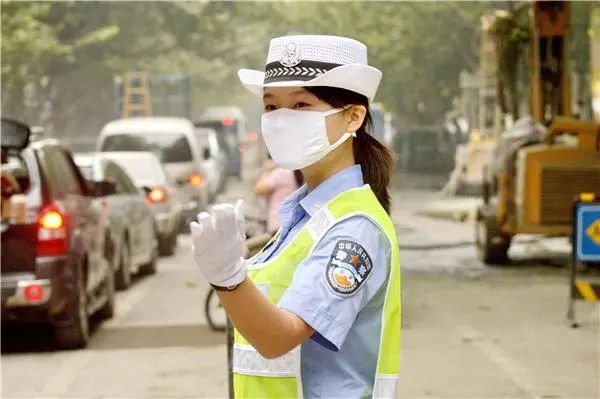 大国将苓 这位女交警，是我见过的算是很牛的交警