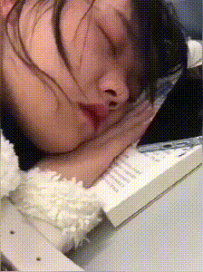 二两橘子 广东东莞，两位工人在某商场的电梯里面运送玻璃，玻璃瞬间被夹碎