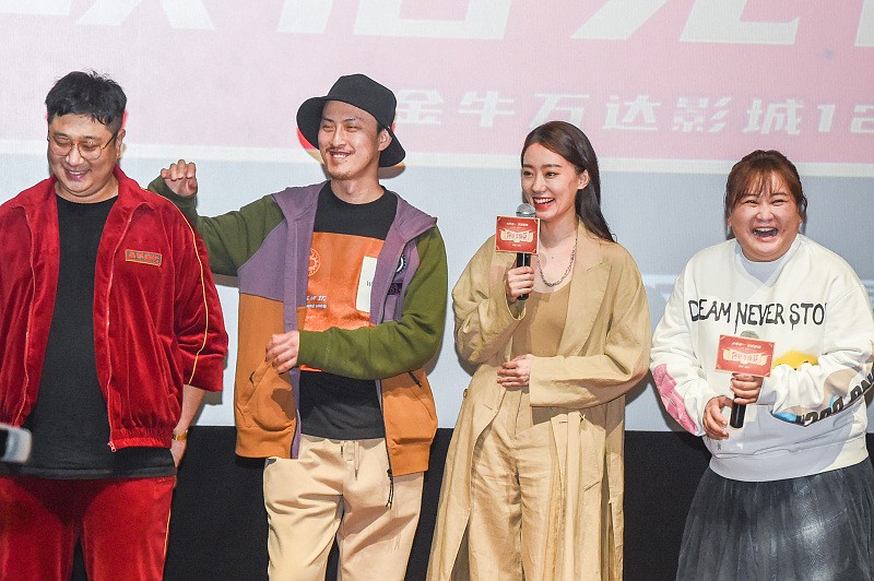 张小斐|张小斐是当妈“上瘾”了，客串沈腾新电影，打扮的很有妈妈的感觉