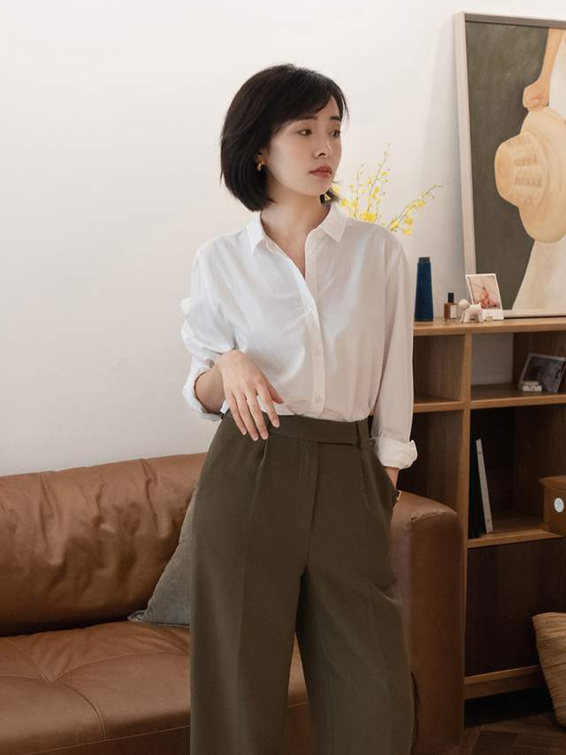 何有强|33岁的女性如何穿衬衫才时髦?搭配上牛仔裤和蓝色西装裤,超好看