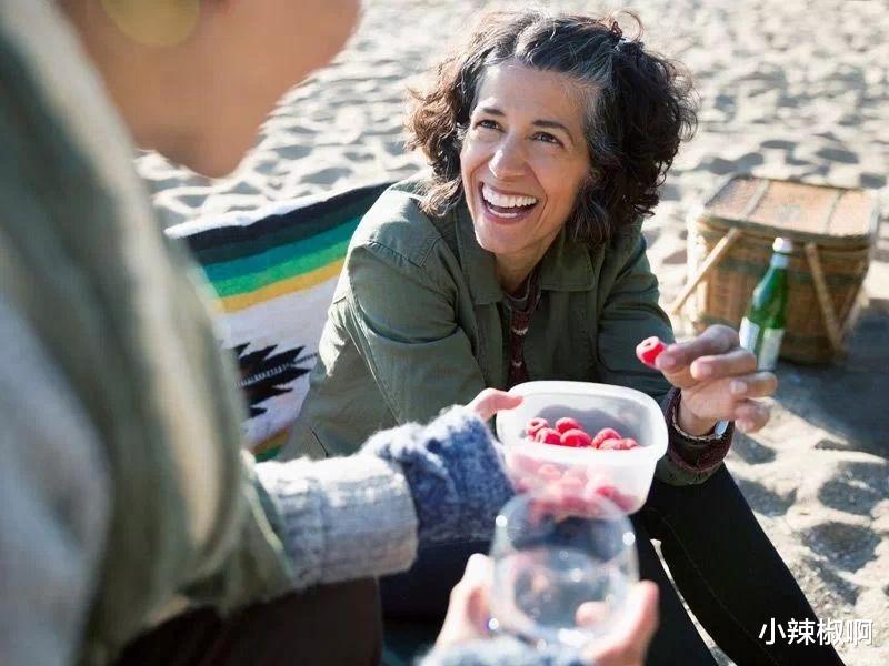 小辣椒啊 女性到了50岁以上，有些东西就不要吃了，而有些东西则要经常吃——上