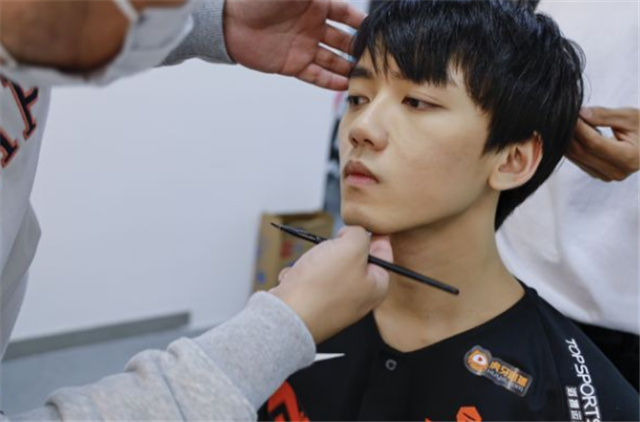 发型 曾被左手夸“大手笔”，没等新赛季开始，zhuo的头发就掉完色了？