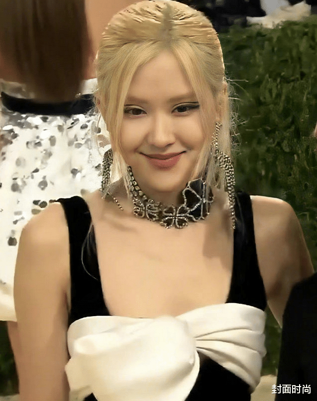 封面时尚|朴彩英走MetGala红毯，黑白搭配显出女团气质，眼线贴挺有个性