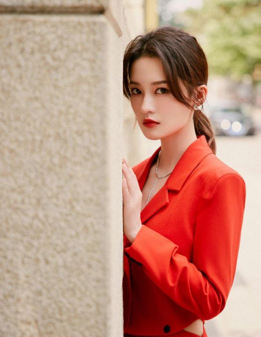 李沁|李沁这打扮快认不出来了,红衣加红唇火辣吸睛,街拍都像时尚大片