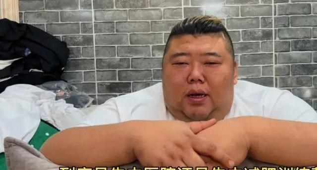 猪大肠 胖猴子更新视频打破谣言，一个决定获网友支持，吃两只烤全羊庆祝