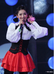 谢娜|谢娜挺孕肚与家人聚餐！走路蹒跚需要搀扶，大肚如萝被指是双胞胎