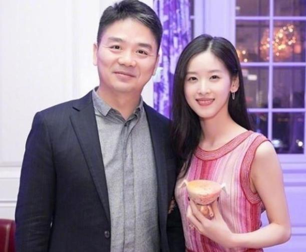 章泽天|章泽天身穿“无痕裤”，双腿就像开了特效一样，网友：我爱了