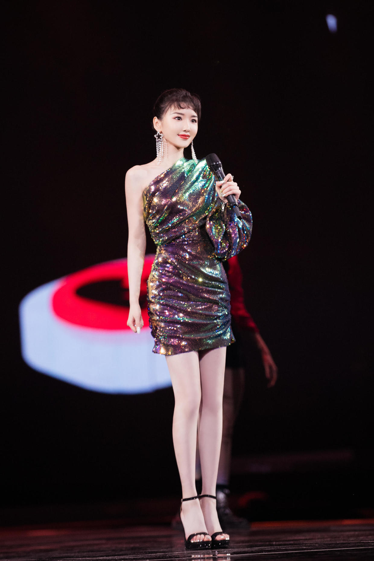 穿衣搭配|32岁的毛晓彤少女感十足，扎马尾辫搭配斜肩连衣裙，高挑纤瘦