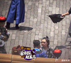 徐丰溪|娱乐圈真实一幕,五六人围黄轩做造型,旁边朱雨辰独站眼神落寞