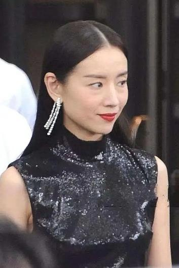 时尚风行派 41岁董洁大翻身!新剧演袁隆平夫人,扎双马尾扮嫩苦相脸太显疲惫