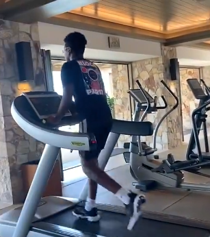 勒布朗·詹姆斯|詹姆斯晒全家锻炼视频，眼尖球迷发现一细节，老二比老大还大一圈