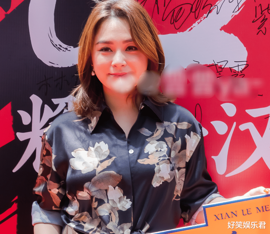 佘诗曼|贾乃亮火锅店开业，佘诗曼阿娇来助阵，无美颜下40岁状态引热议