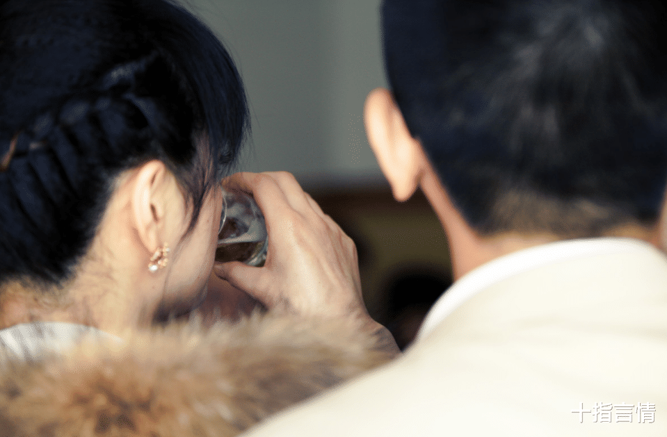 十指言情|订婚宴上，得知男方家庭情况后，女方加价十万，直言：都是你活该