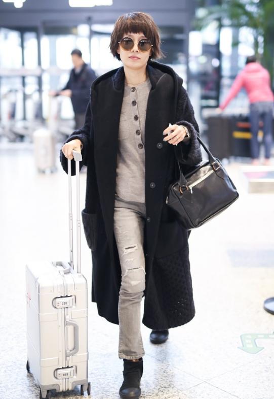 外套|44岁马伊琍亮相机场，一身基础款简单又大方，新发型却有些毁气质