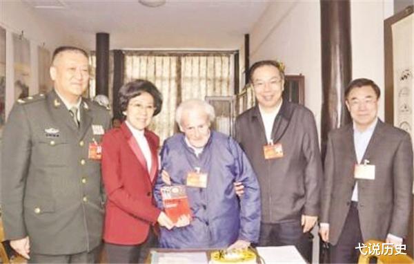 美國兵娶中國女演員，16年後終入中國籍，激動道：做中國人真自豪-圖5