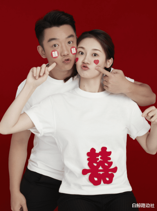 郑恺|郑恺获妻女探班！苗苗贴心为老公贴暖宝宝，拿篮球逗女儿互动温馨