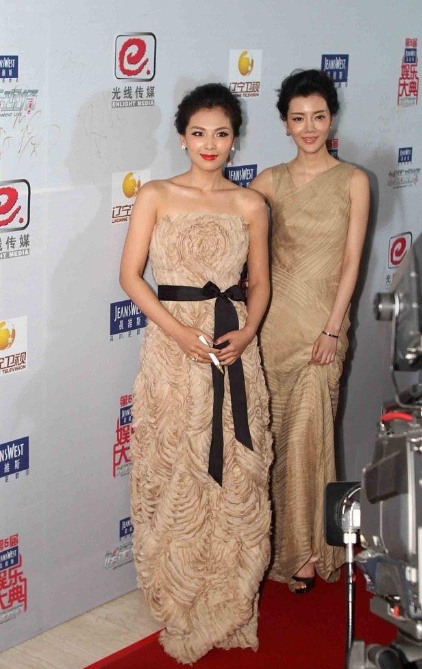 王思聪|90斤车晓与110斤刘涛同框，同穿金色礼服，网友：看完不想减肥了