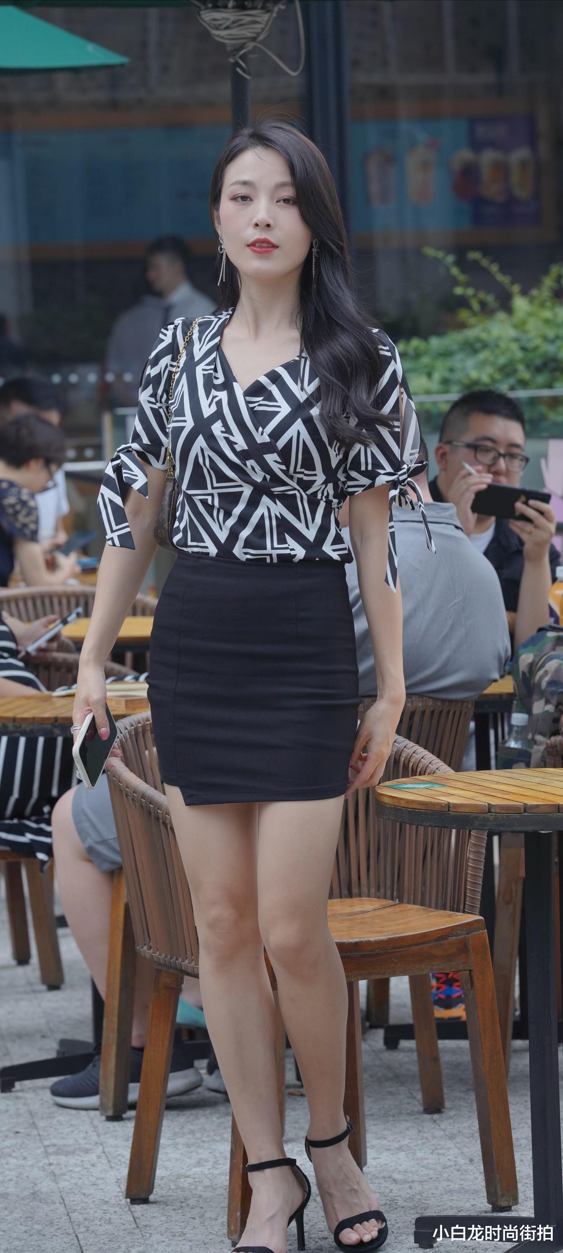 小白龙时尚街拍 黑白格纹上衣搭配黑色包臀裙，满满的成熟女人味，并且还很有气质