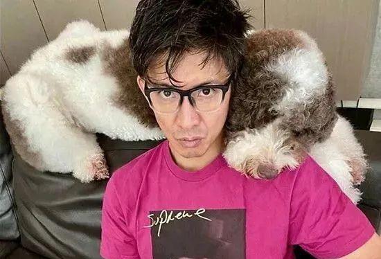 街拍|亚洲十大男神近况，郭富城一家四口甜蜜过节、周润发餐馆独自吃饭