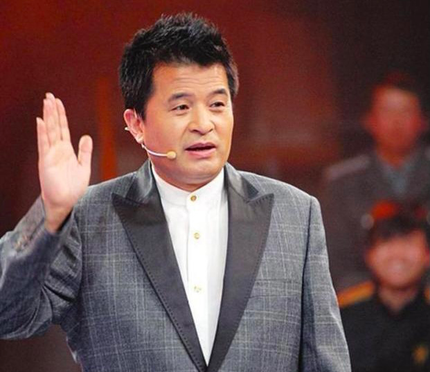 毕福剑|毕福剑25岁女儿近照太吸睛，鸡冠头配红上衣，是前卫还是辣眼睛？