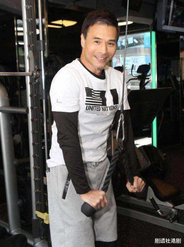 林伟|60岁TVB御用“大佬”至今未结婚，年中含泪送走脑退化老母