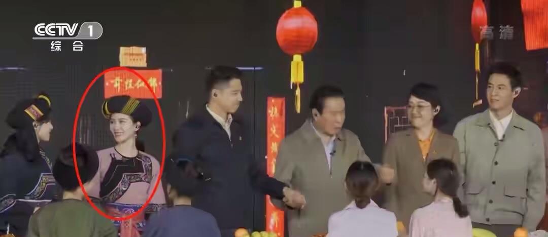 刘诗诗|刘诗诗登上新闻联播，穿民族服饰白到发光，回眸一笑好惊艳啊！