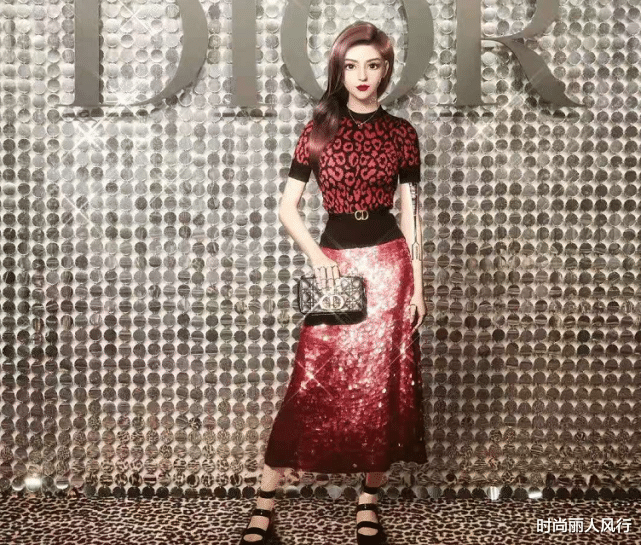 老人与狗|baby迪奥大秀排面赢过赵丽颖!漫画造型配红毯太新颖,景甜成霸主