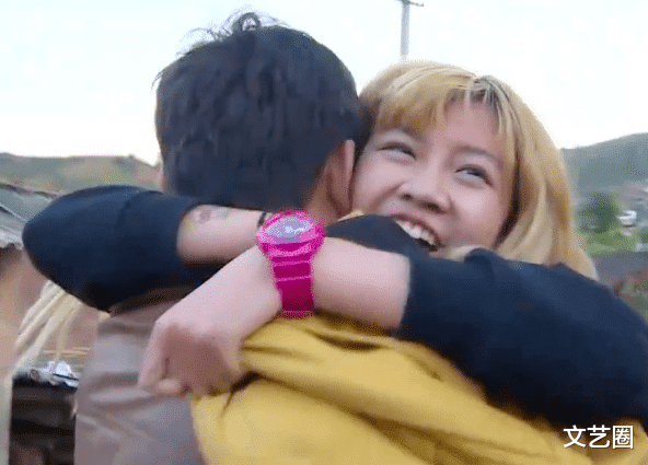 张迪|《变形计》张迪和丽姐逛街被偶遇，丽姐很潮大长腿吸睛，土味全无气质比张迪还社会