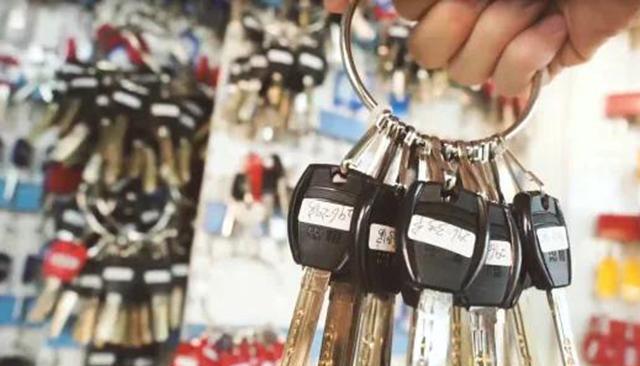 李小兰说 年入150亿，都是靠“收租”得来的？名下房产一天一套够他住40年