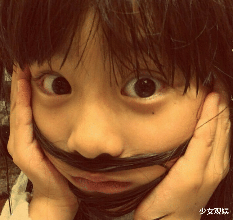 赵丽颖|15岁黄多多分享文艺照，穿着前卫但略显成熟，表情让人看愣了