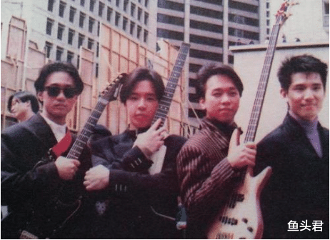 黄家驹|当年他拽着黄家驹一起从舞台坠落，黄家驹遗憾去世，他却风光至今