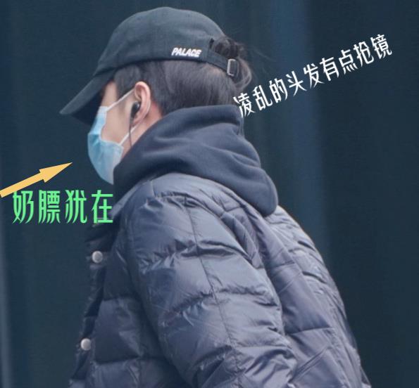 王一博|王一博回湖南广电彩排，头发凌乱脚步匆忙，网友：欢迎回来