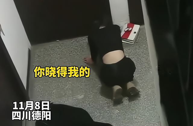 四川一年轻女子跪求男友开门引争议,经常两三点来闹,拿她没办法