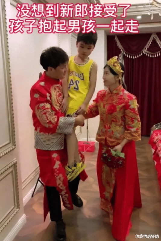 悠哉情感驿站 结婚接亲时，7岁儿子舍不得妈妈被娶走，新郎的举动获赞