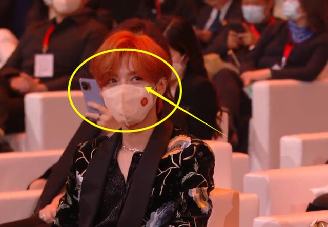 鹿晗|鹿晗关晓彤台上亲密同框，镜头捕捉二人的表情，是热恋情侣的专属