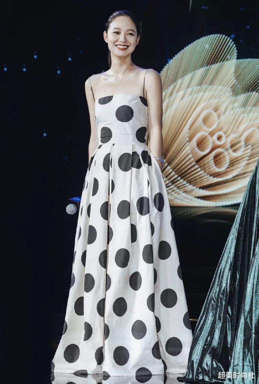 超美时尚社|周韵走红毯身边不见姜文，穿黑裙显气场强，43岁气质越来越好