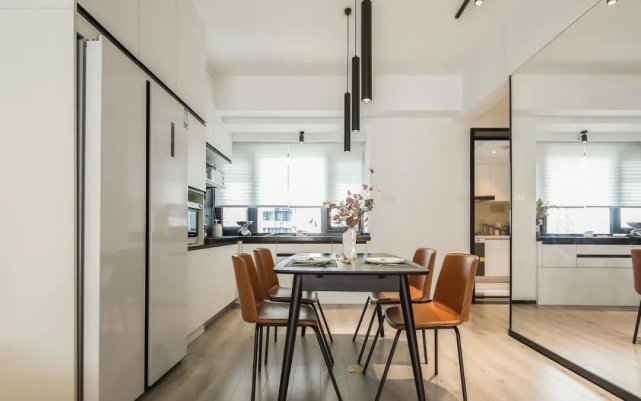 98平现代三居室,玻璃代替墙、走廊变身衣帽间