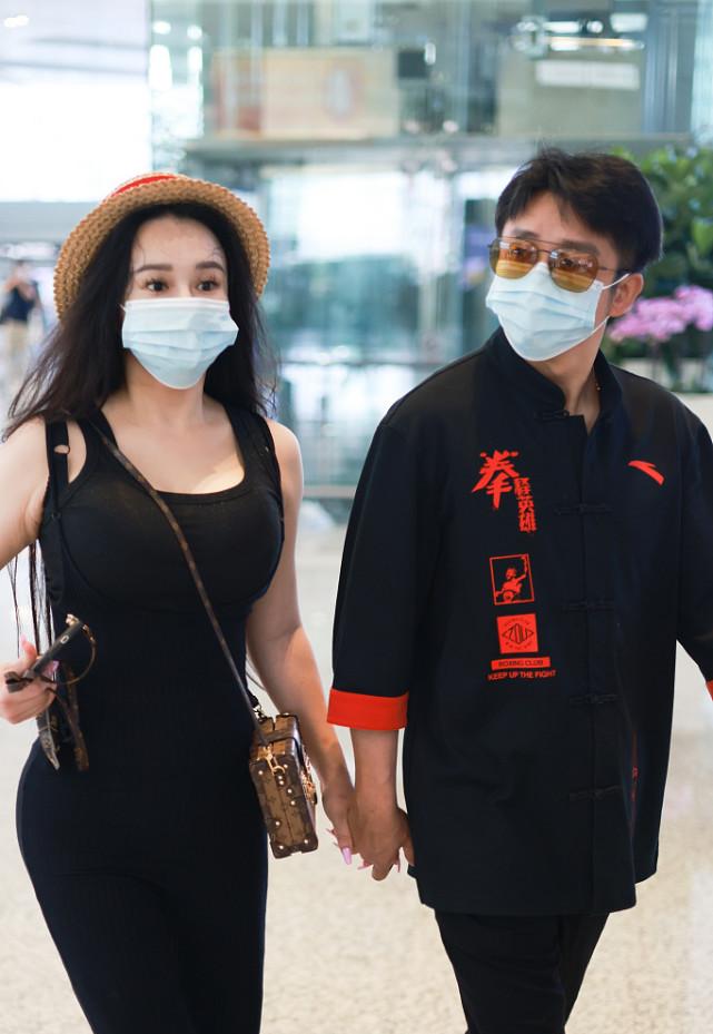 BiuVogue|冉莹颖和拳王老公同行，穿简单的衣服秀身材，侧面曲线很迷人