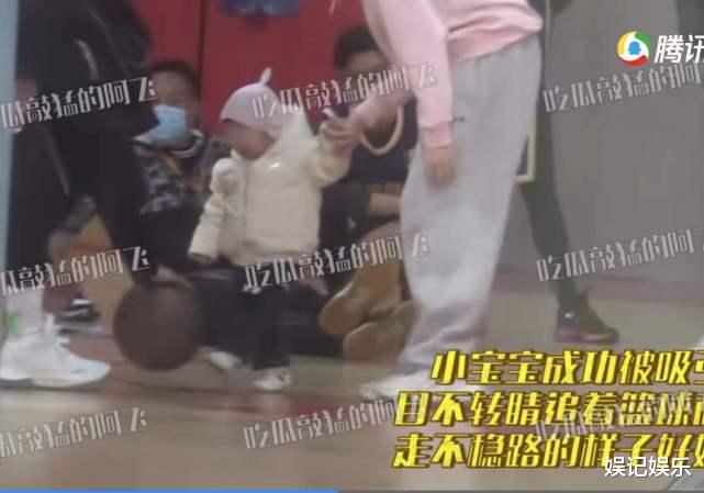 苗苗|苗苗带娃探班郑恺，一岁女儿首曝光，被妈妈牵手学走路的样子超萌