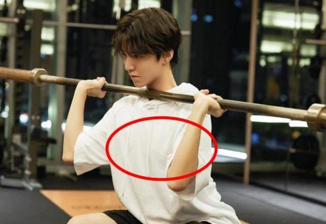 王俊凯|王俊凯正健身，突然一双手伸向他的胸肌，露出正脸粉丝表示原谅你