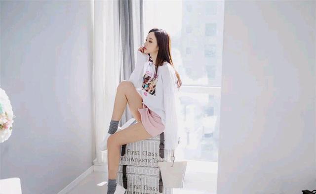 壹品穿搭|女神孙允珠高清时尚搭配：唇彩女孩嘻哈印花破洞长袖衫