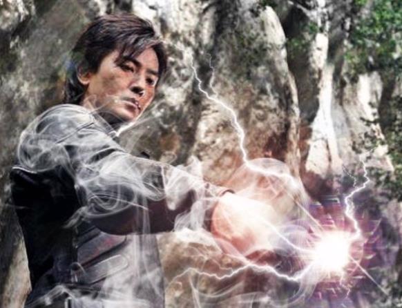 钢铁飞龙|同样是没有版权的作品,千禧·奥特曼令人倍感惋惜,蓝弧奥已然成过街老鼠