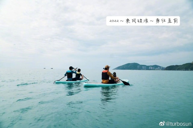 孙俪|邓超孙俪一家四口游玩被偶遇,等等又高又瘦,小花妹妹站姿霸气