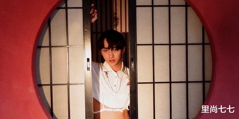 伊能静|伊能静19岁儿子正式出道！首拍时尚大片大变样，撞脸邓伦太像亲爸