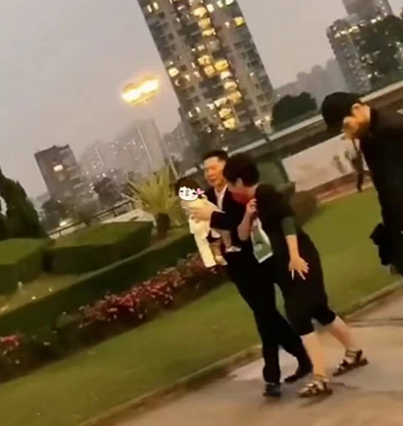 郭碧婷|向太全家出游！向华强抱住孙女不放超宠，郭碧婷穿露脐装肚子微凸