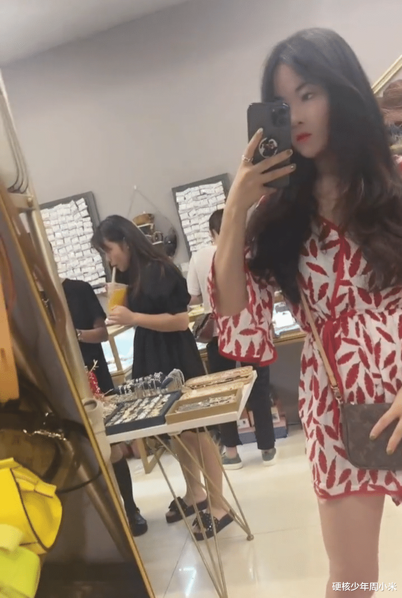 女生过生日和闺蜜聚餐,男子孤身一人前往,女生:买单的人来了