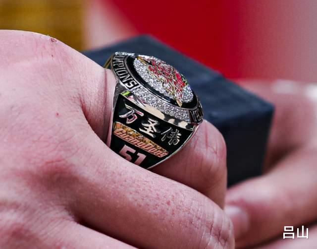 戒指|万圣伟一碰冠军戒指就有乌龙事件，这次是杜峰写错了名字
