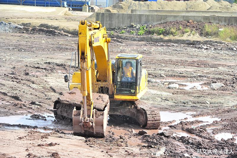 凱文大帝法律人 建筑工人在工地上突發(fā)疾病猝死，作為包工頭的雇主是否應當承擔責任？