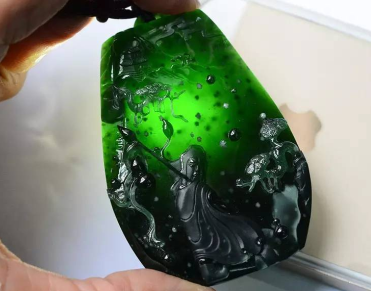 |古训说灯下不观玉，现在看翡翠却要打强光，为啥？